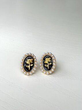 Gold Rose Cameo Pearl-Trim Stud Earrings - Black & Gold